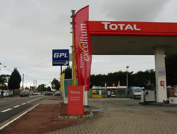 GPL sign at French garage