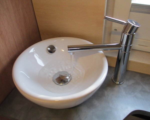 Washbasin and tap in use